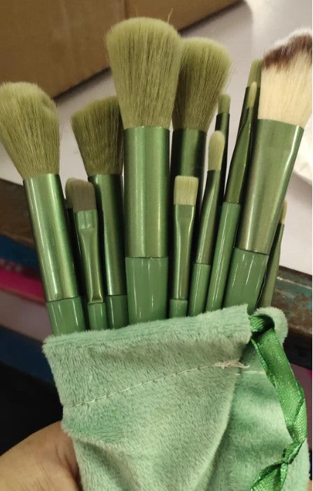 DYVIRA brushset product view 2